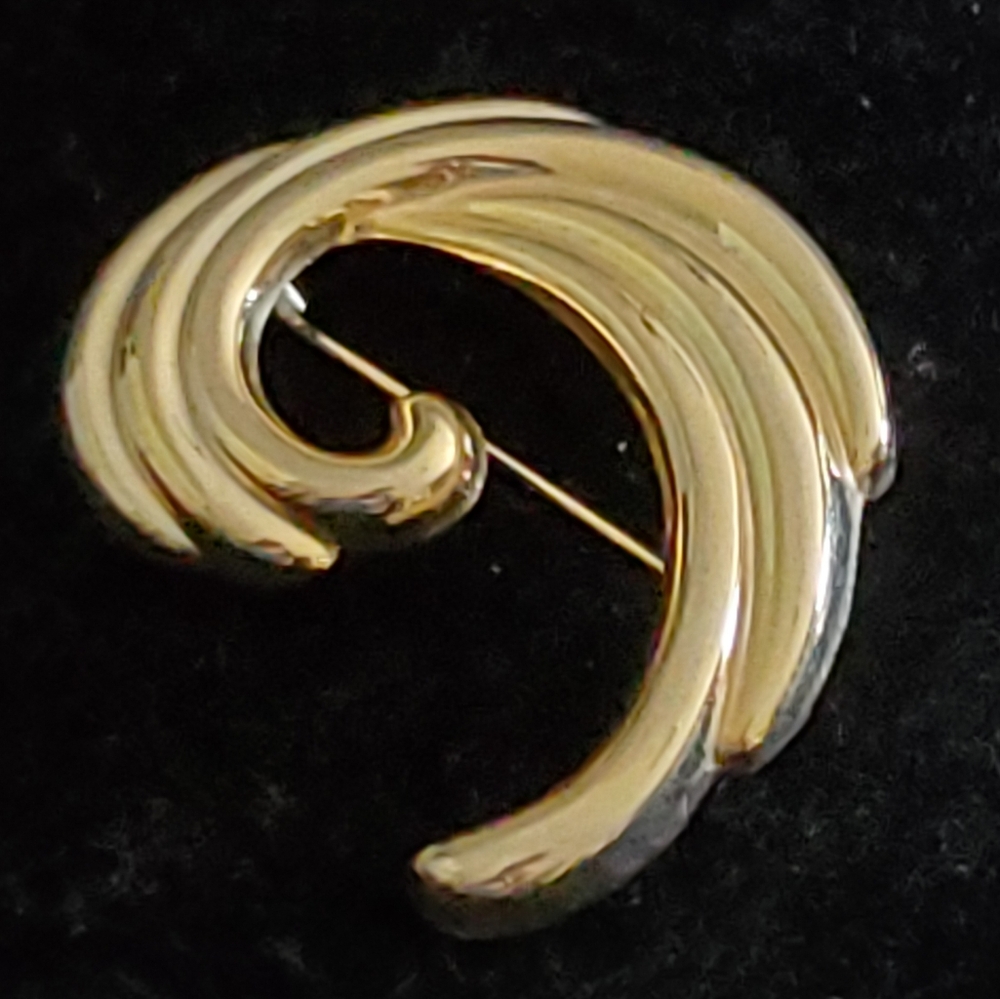 Vintage goldtone swirl brooch